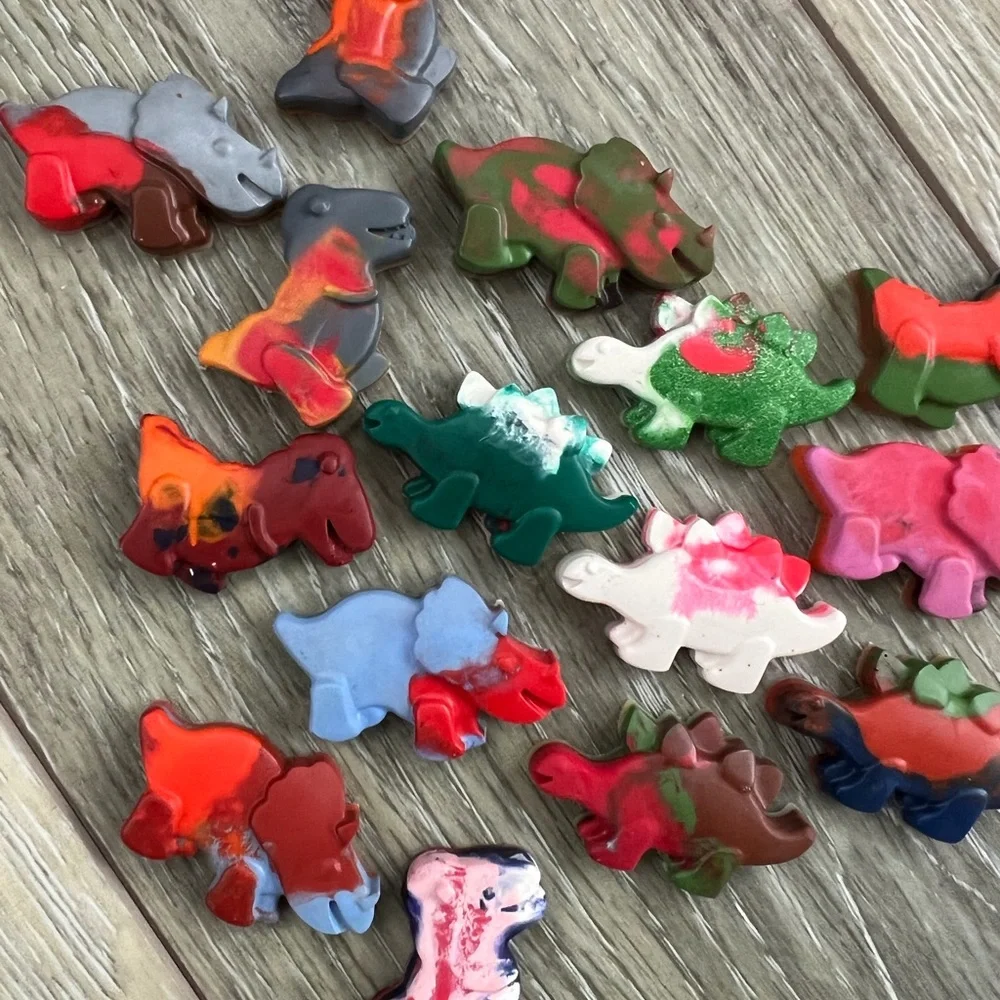 Set of 24 dinosaurs shaped crayons